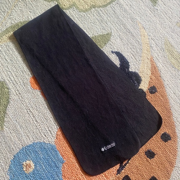 Columbia Sportswear Company I Unisex Charcoal Fleece Scarf - Picture 8 of 14